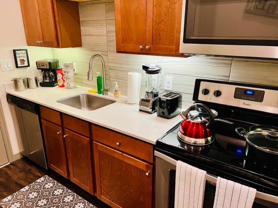 Apto 1 Bed - Kitchen - Free Parking Apartment Houston Bagian luar foto