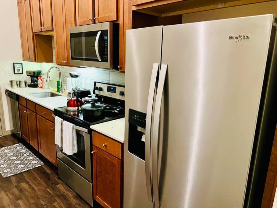 Apto 1 Bed - Kitchen - Free Parking Apartment Houston Bagian luar foto